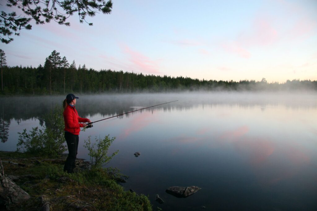 Fiske bland dimslöjor en sommarnatt i Västernorrland Foto © Ingemar Thulin