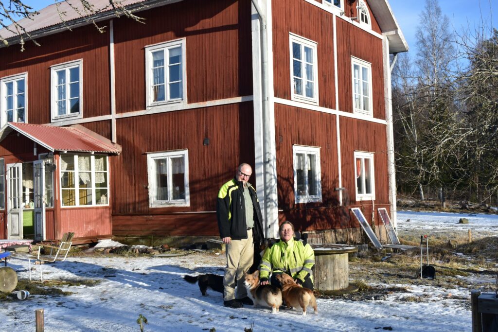 Görel Eldståhl Willén och Sven Willén utanför deras hem i byn Resmoren i Smedjebackens Kommun som kommer att hamna en kilometer från industrianläggningen, omringade av sju vindkraftverk i syd- och sydost läge. Enligt mäklare kommer gården inte att kunna säljas.