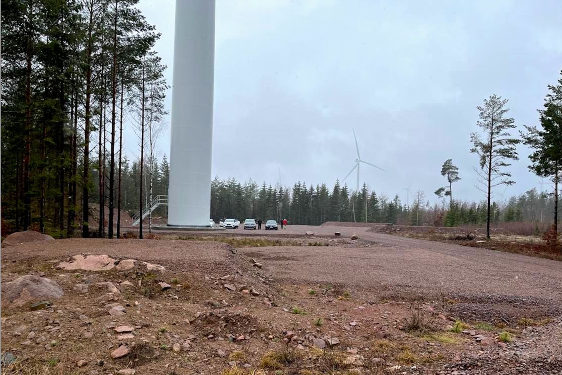SR Energy's vindindustrianläggning Åby-Alebo (Mönsterås kommun). Föreningen Mot vindkraftsutbyggnad i Läckeby-Rockneby-Bäckebo på besök, våren 2023. Foto © Charlotte Whitt.